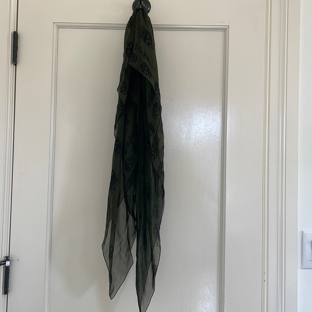 Alexander McQueen dark green skull scarf